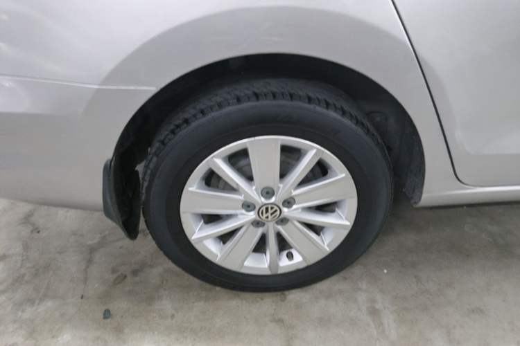 Used Volkswagen Jetta 2013 1.6L Manual Comfort Model Right Rear Wheel Hub