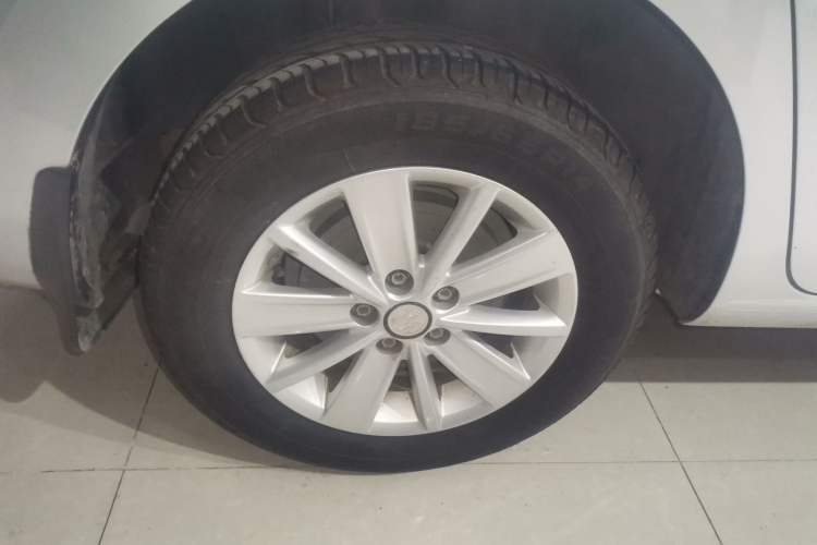 Used Volkswagen Jetta 2013 1.4L Manual Fashion Model Right Rear Wheel Hub