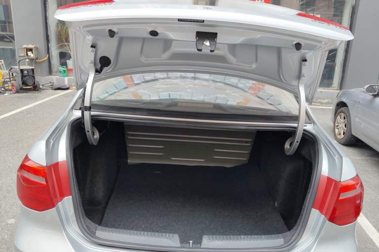 Used Volkswagen Jetta 2013 1.6L Automatic Fashion Model Trunk