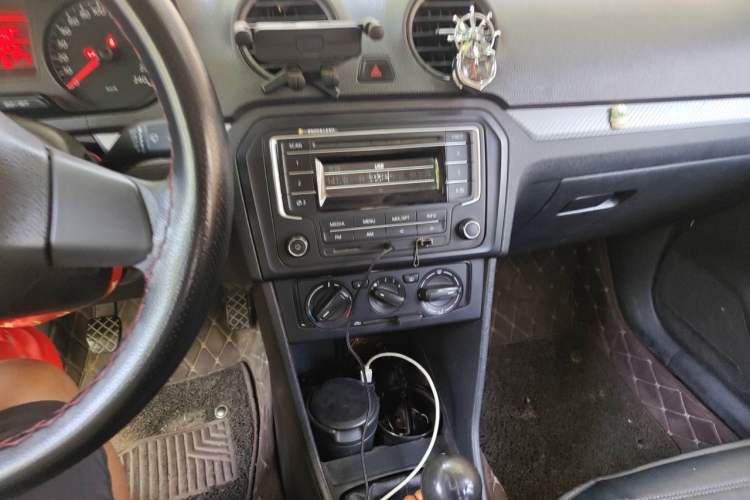 Used Volkswagen Jetta 2013 1.6L Manual Fashion Edition Audio And AC Panel