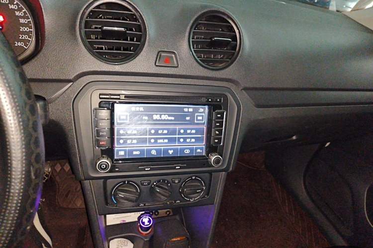 Used Volkswagen Jetta 2013 1.6L Manual Fashion Edition Audio And AC Panel