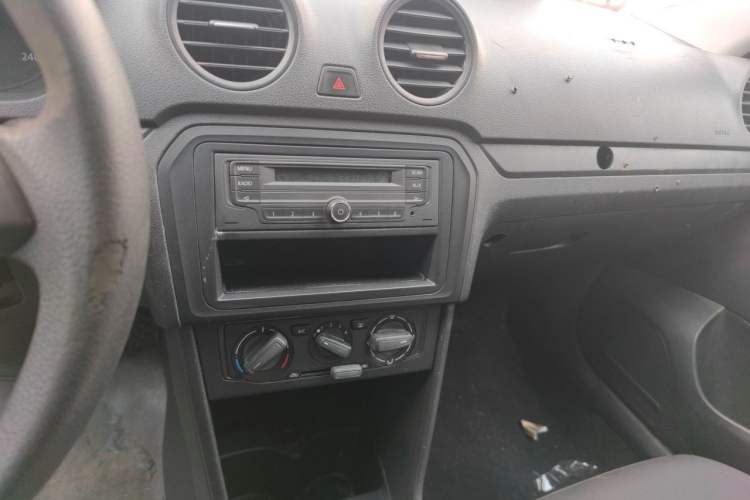 Used Volkswagen Jetta 2013 1.6L Manual Fashion Edition Audio And AC Panel