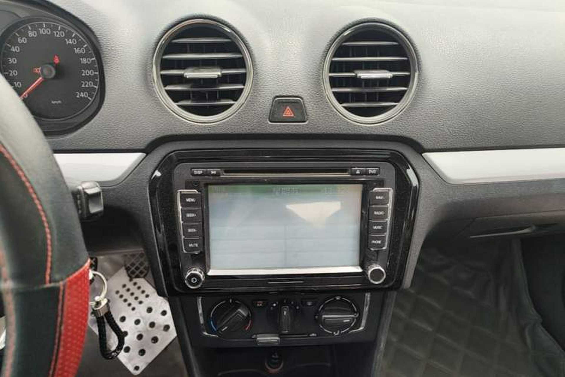 Used Volkswagen Jetta 2013 1.6L Manual Comfort Model Audio And AC Panel
