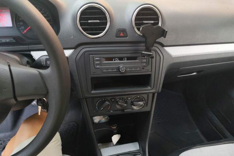 Used Volkswagen Jetta 2013 1.6L Manual Fashion Edition Audio And AC Panel