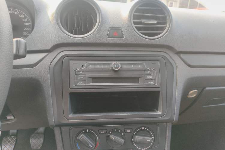 Used Volkswagen Jetta 2013 1.6L Manual Fashion Edition Audio And AC Panel