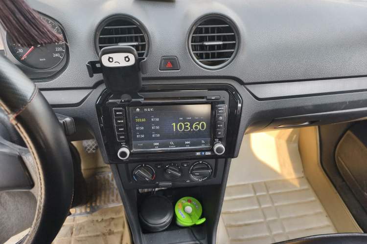 Used Volkswagen Jetta 2013 1.4L Manual Fashion Model Audio And AC Panel