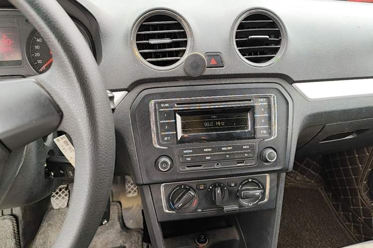 Used Volkswagen Jetta 2013 1.6L Manual Comfort Model Audio And AC Panel