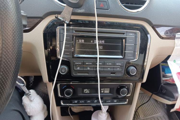 Used Volkswagen Jetta 2013 1.6L Automatic Luxury Model Audio And AC Panel