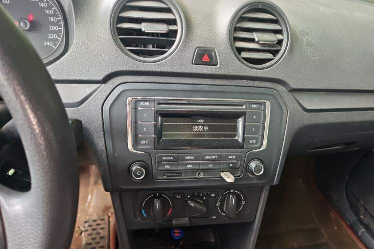 Used Volkswagen Jetta 2013 1.6L Manual Fashion Edition Audio And AC Panel