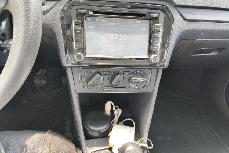 Used Volkswagen Jetta 2013 1.6L Manual Fashion Edition Audio And AC Panel