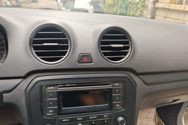Used Volkswagen Jetta 2013 1.4L Manual Fashion Model Audio And AC Panel