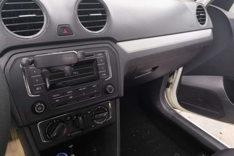 Used Volkswagen Jetta 2013 1.6L Manual Comfort Model Audio And AC Panel