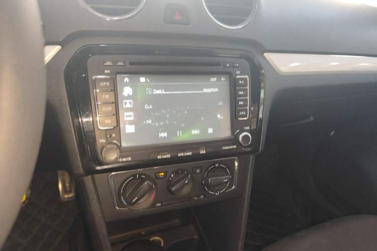 Used Volkswagen Jetta 2013 1.6L Manual Comfort Model Audio And AC Panel