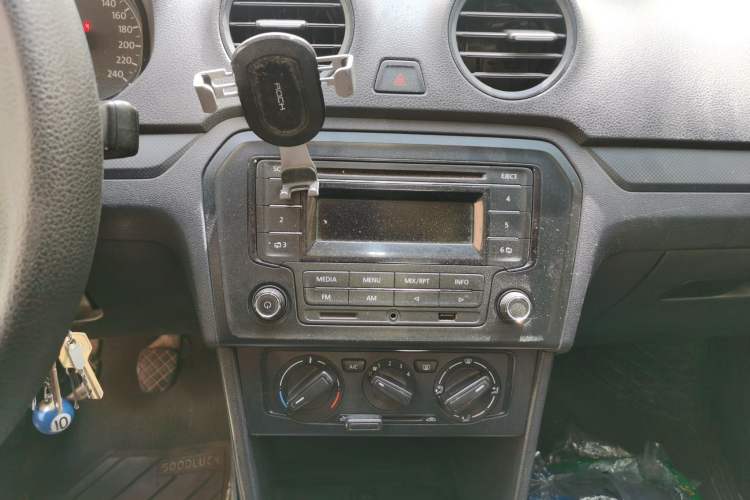 Used Volkswagen Jetta 2013 1.6L Manual Fashion Edition Audio And AC Panel