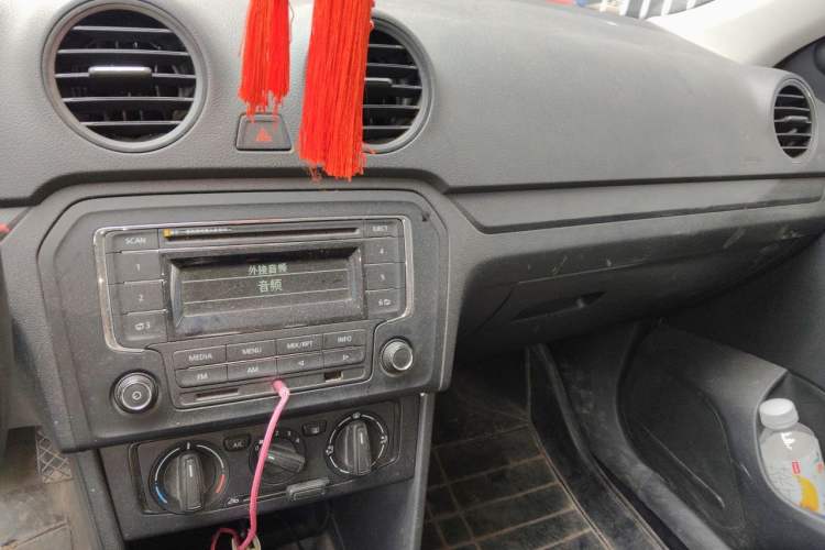 Used Volkswagen Jetta 2013 1.4L Manual Fashion Model Audio And AC Panel