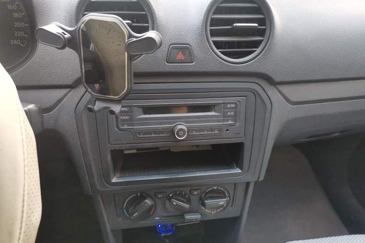 Used Volkswagen Jetta 2013 1.6L Manual Fashion Edition Audio And AC Panel