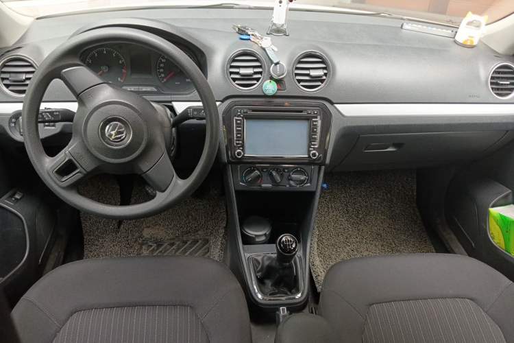 Used Volkswagen Jetta 2013 1.6L Manual Comfort Model Center Console