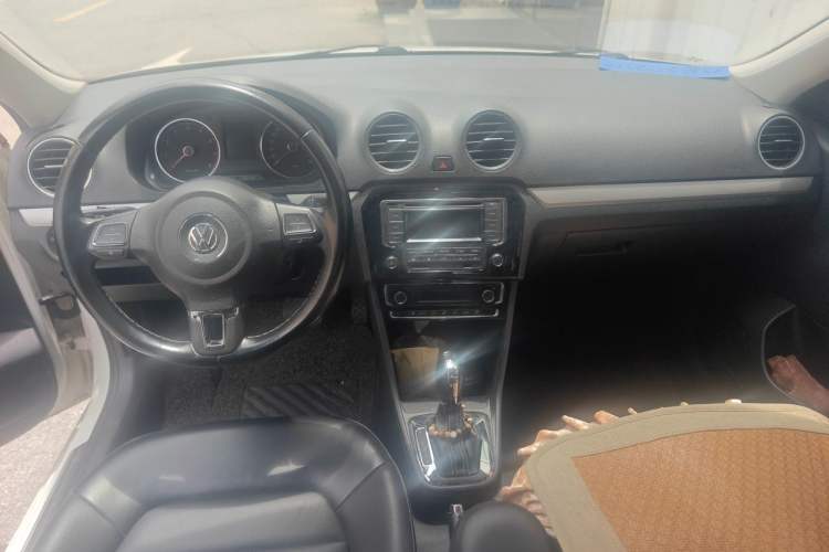Used Volkswagen Jetta 2013 1.6L Automatic Luxury Model Center Console