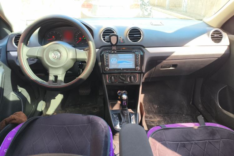 Used Volkswagen Jetta 2013 1.6L Automatic Comfort Model Center Console