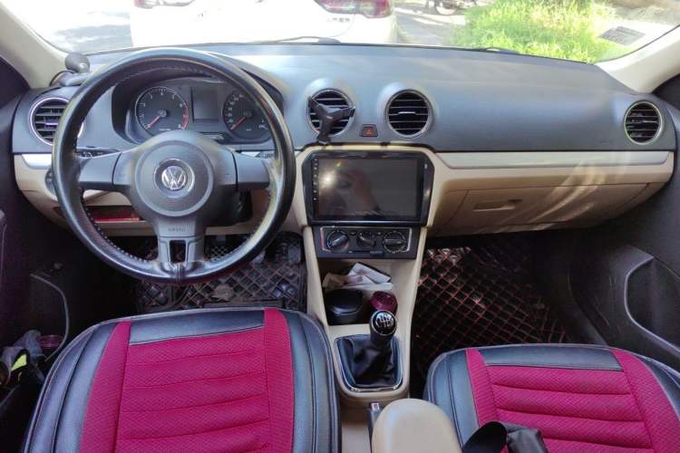 Used Volkswagen Jetta 2013 1.6L Manual Comfort Model Center Console