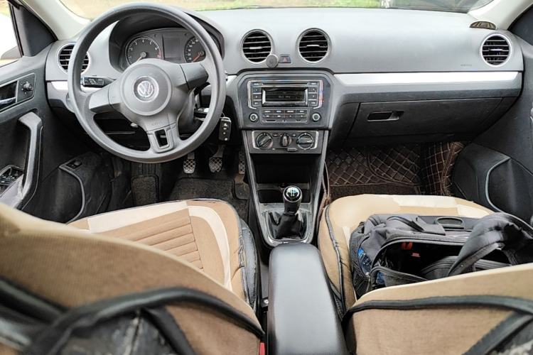 Used Volkswagen Jetta 2013 1.6L Manual Comfort Model Center Console