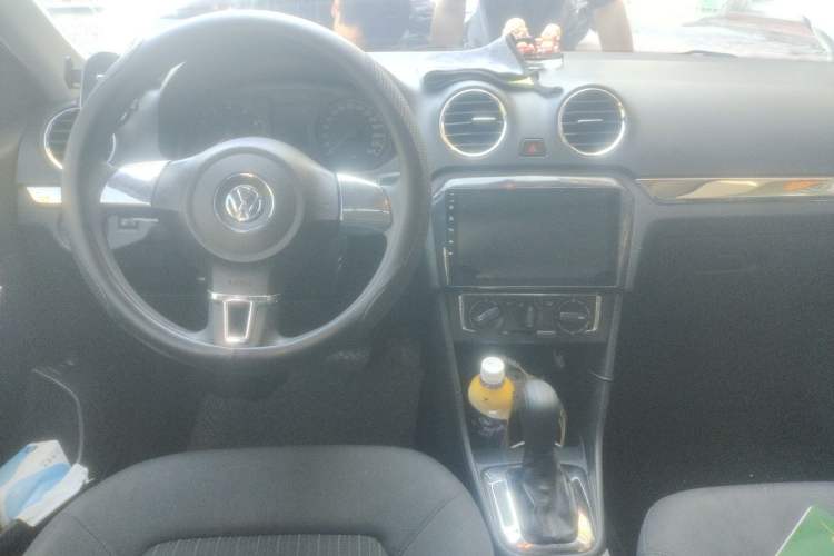 Used Volkswagen Jetta 2013 1.6L Automatic Comfort Model Center Console