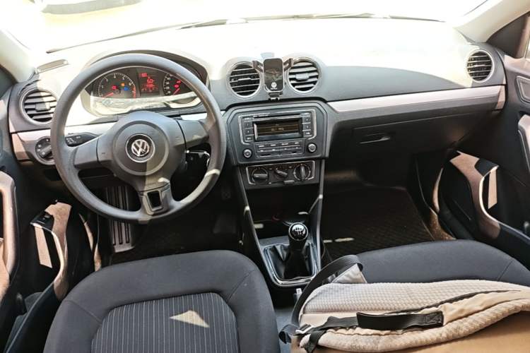Used Volkswagen Jetta 2013 1.6L Manual Comfort Model Center Console