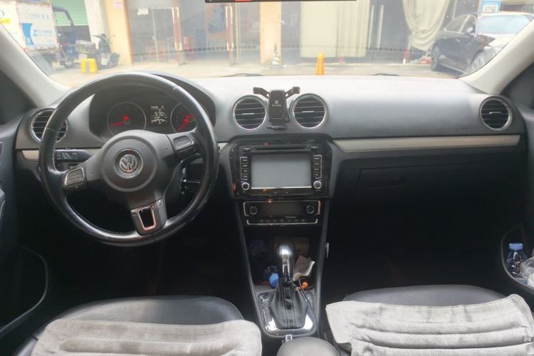 Used Volkswagen Jetta 2013 1.6L Automatic Luxury Model Center Console