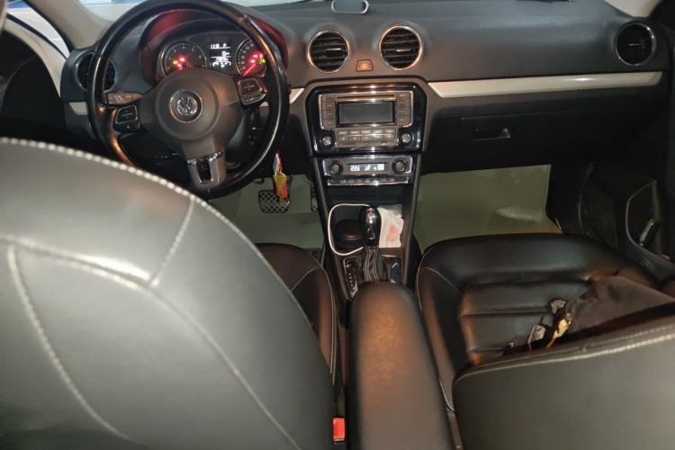 Used Volkswagen Jetta 2013 1.6L Automatic Luxury Model Center Console