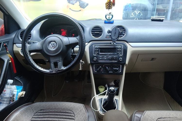 Used Volkswagen Jetta 2013 1.6L Manual Comfort Model Center Console