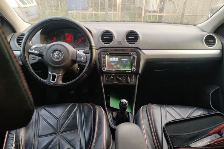 Used Volkswagen Jetta 2013 1.6L Manual Comfort Model Center Console