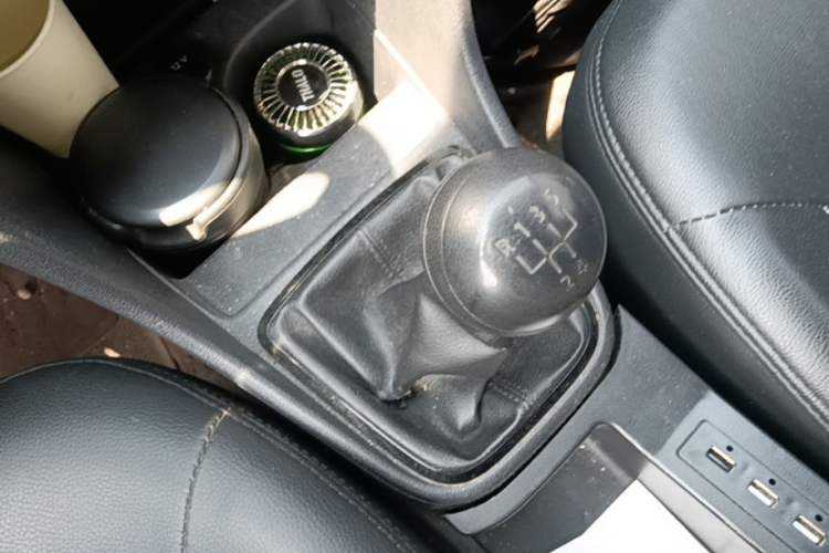 Used Volkswagen Jetta 2013 1.6L Manual Fashion Edition Gear Lever