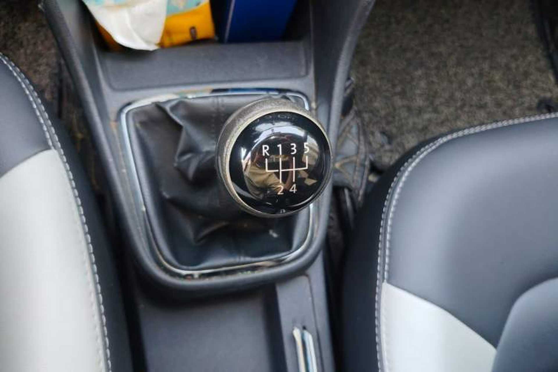 Used Volkswagen Jetta 2013 1.6L Manual Comfort Model Gear Lever