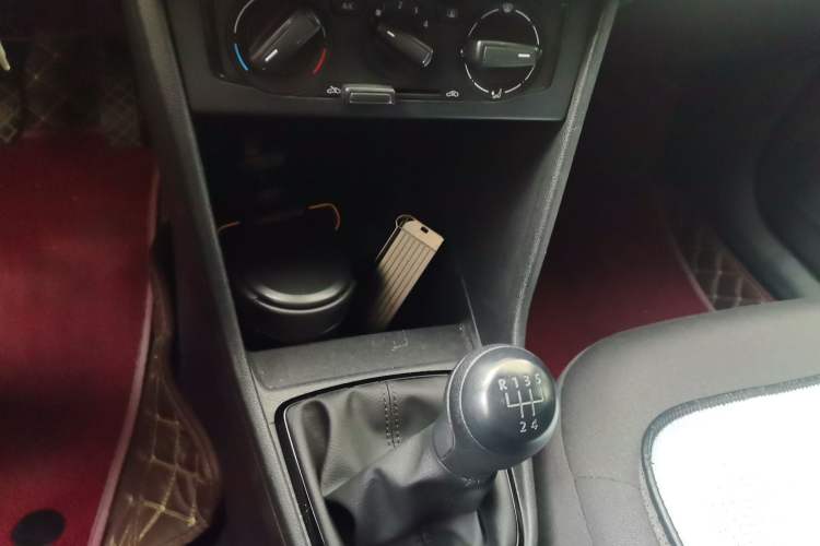 Used Volkswagen Jetta 2013 1.6L Manual Fashion Edition Gear Lever