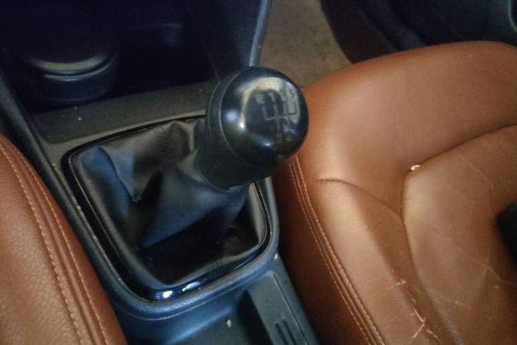 Used Volkswagen Jetta 2013 1.6L Manual Fashion Edition Gear Lever