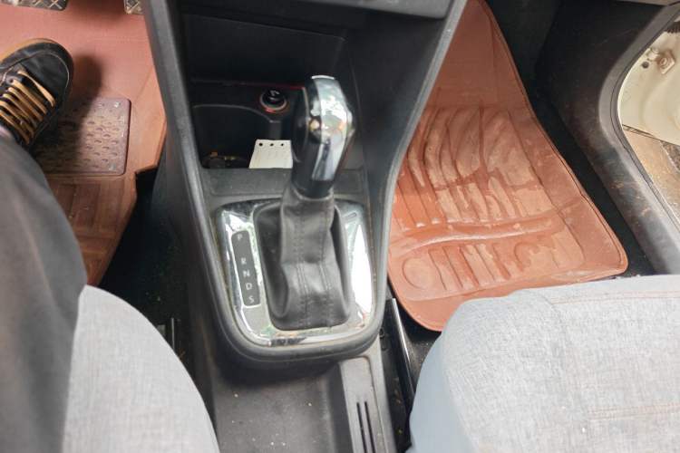 Used Volkswagen Jetta 2013 1.6L Automatic Comfort Model Gear Lever
