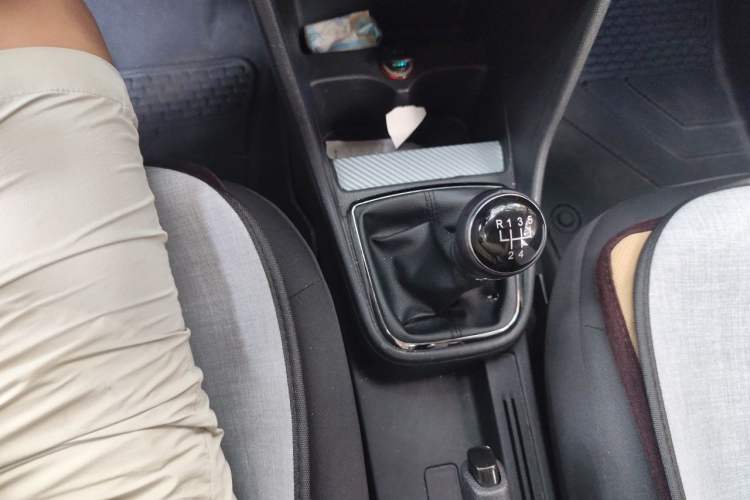 Used Volkswagen Jetta 2013 1.6L Manual Fashion Edition Gear Lever