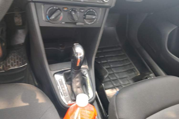 Used Volkswagen Jetta 2013 1.6L Automatic Fashion Model Gear Lever