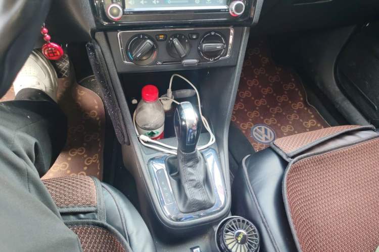 Used Volkswagen Jetta 2013 1.6L Automatic Luxury Model Gear Lever