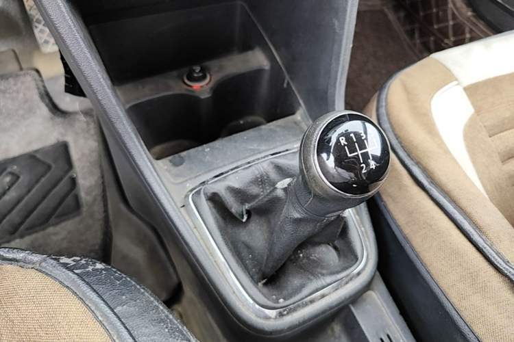 Used Volkswagen Jetta 2013 1.6L Manual Comfort Model Gear Lever