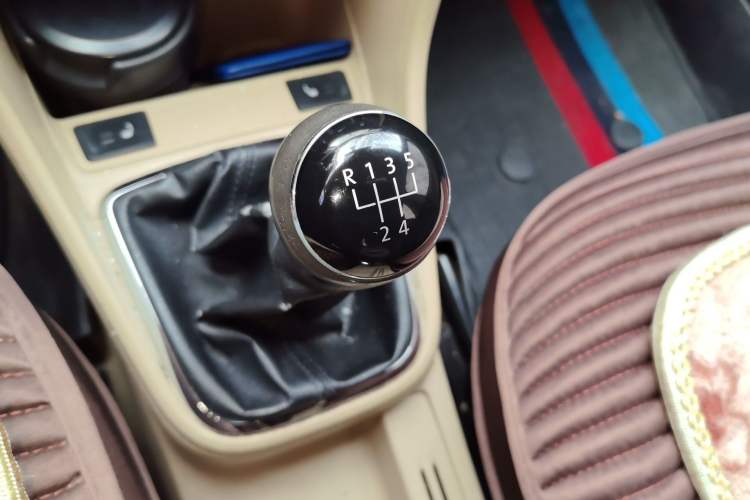 Used Volkswagen Jetta 2013 1.6L Manual Comfort Model Gear Lever