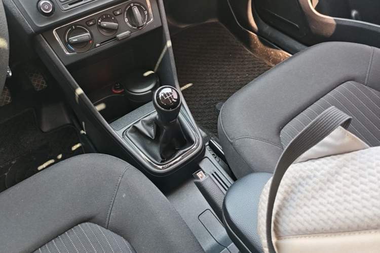 Used Volkswagen Jetta 2013 1.6L Manual Comfort Model Gear Lever