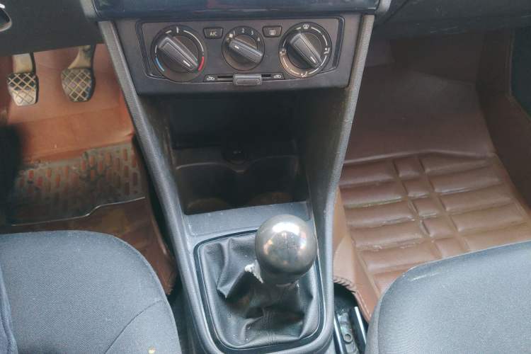 Used Volkswagen Jetta 2013 1.6L Manual Fashion Edition Gear Lever