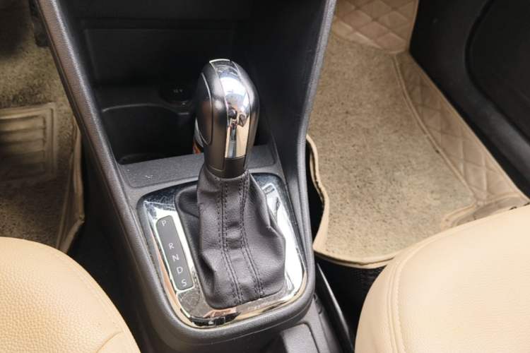 Used Volkswagen Jetta 2013 1.6L Automatic Fashion Model Gear Lever