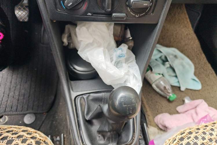 Used Volkswagen Jetta 2013 1.6L Manual Fashion Edition Gear Lever