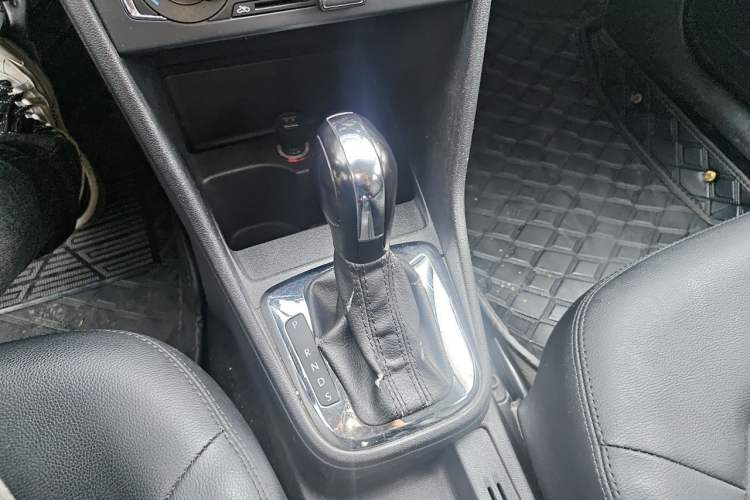 Used Volkswagen Jetta 2013 1.6L Automatic Comfort Model Gear Lever
