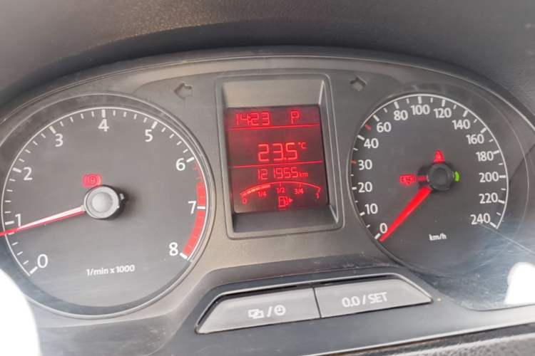 Used Volkswagen Jetta 2013 1.6L Automatic Fashion Model Instrument Cluster