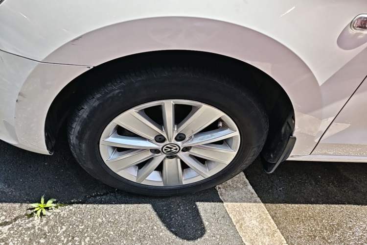 Used Volkswagen Jetta 2013 1.6L Manual Comfort Model Left Front Wheel Hub