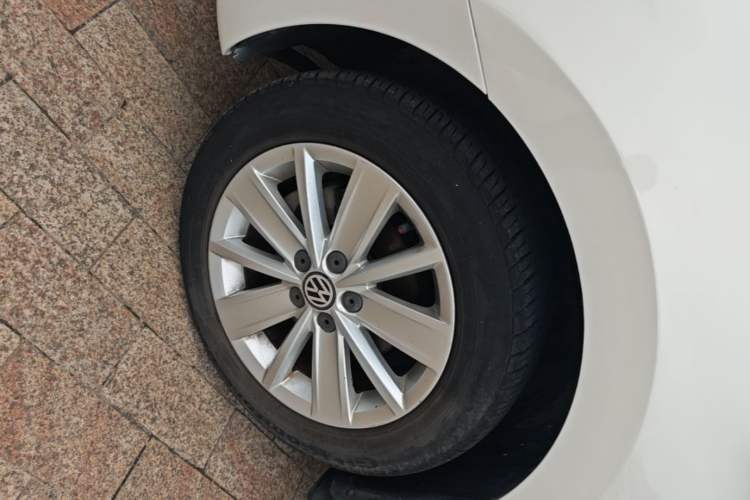 Used Volkswagen Jetta 2013 1.6L Automatic Comfort Model Left Front Wheel Hub