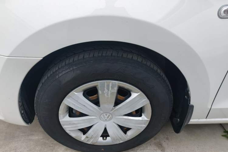Used Volkswagen Jetta 2013 1.6L Automatic Fashion Model Left Front Wheel Hub